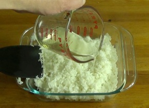 Pouring vinegar mixture over the rice