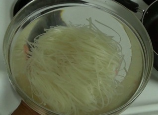 soaking the pad thai noodles