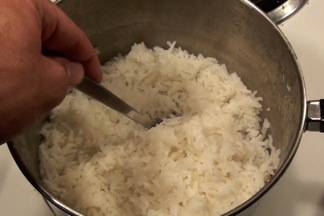 step-by-step description of making white rice in a pot